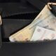 Un bătrân de 74 de ani a rămas fara borsetă și 2.000 de lei într-un centru comercial