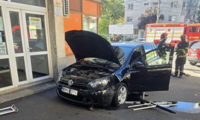 Indicator rutier căzut peste un pieton după ce două autoturisme s-au tamponat