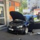 Indicator rutier căzut peste un pieton după ce două autoturisme s-au tamponat