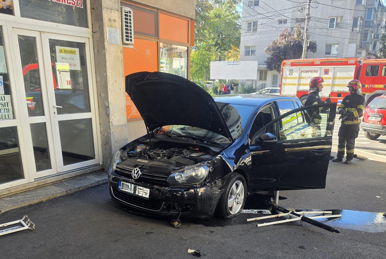 Indicator rutier căzut peste un pieton după ce două autoturisme s-au tamponat