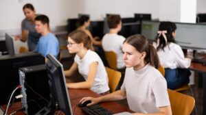Manualele pentru clasa a IX-a, disponibile online după mai bine de o lună de școală