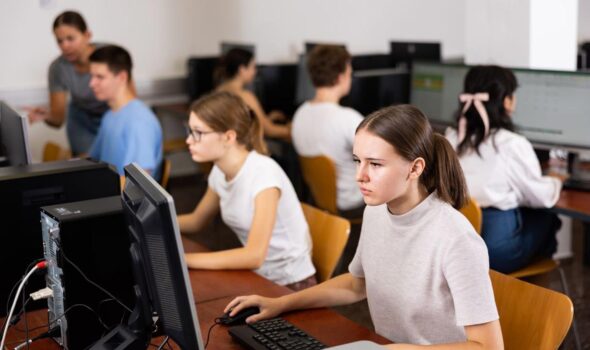 Manualele pentru clasa a IX-a, disponibile online după mai bine de o lună de școală