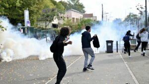 Violențe fără precedent în școlile din Franța: Profesori stropiți cu benzină și incendii la licee