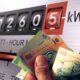 Facturile la energia electrică ar putea crește din această toamnă. Cât ar putea plăti în plus românii