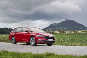 Škoda Octavia primește pentru prima dată un sistem full-hybrid. Nivelurile de echipare și datele tehnice