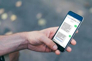 Românii ar putea primi SMS înainte să le expire permisul, buletinul sau alte acte. Cu cât timp înainte vor fi anunțați