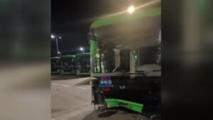 Mașini distruse, un stâlp doborât - pagubele produse de un șofer de autobuz prins băut la volan