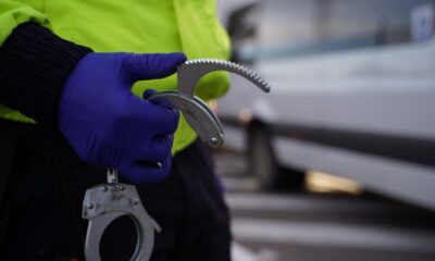 Tânăr de 17 ani, reținut pentru ultraj după ce ar fi agresat un polițist