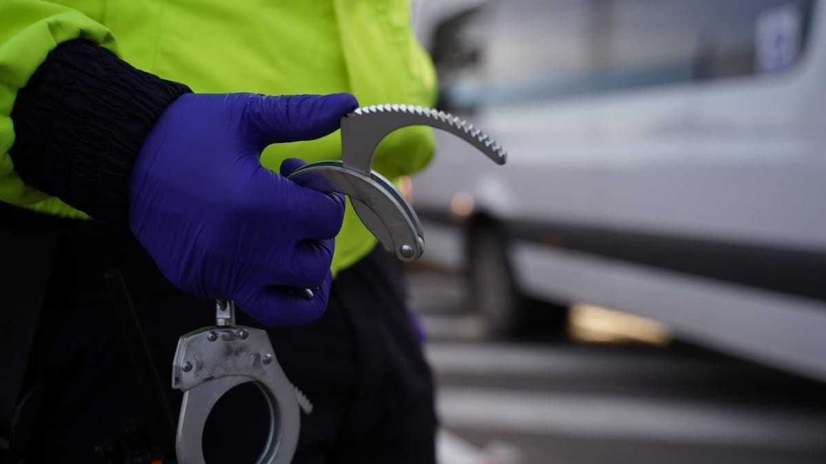 Tânăr de 17 ani, reținut pentru ultraj după ce ar fi agresat un polițist