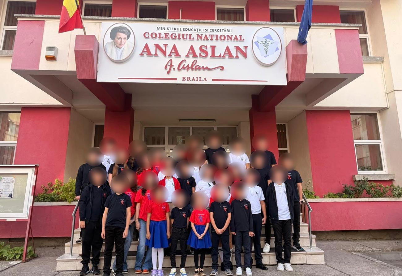 Uniforme în roșu și albastru, noua identitate vizuală a Colegiului Național ”Ana Aslan”